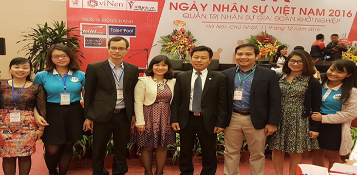 Đại diện cán bộ và sinh viên của Khoa tham dự ngày nhân sự Việt Nam 2016